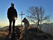 05 Alla croce di vetta del Monte Gioco (1366 m ) in controsole